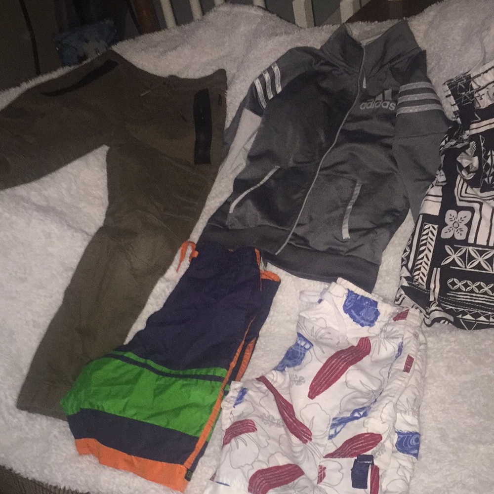 1 👖.    3 shorts.    1 jacked boys size  S